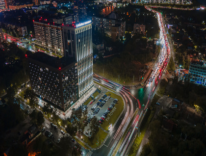 Яркая подсветка крышной вывески комплекса апартаментов в г. Н. Новгород